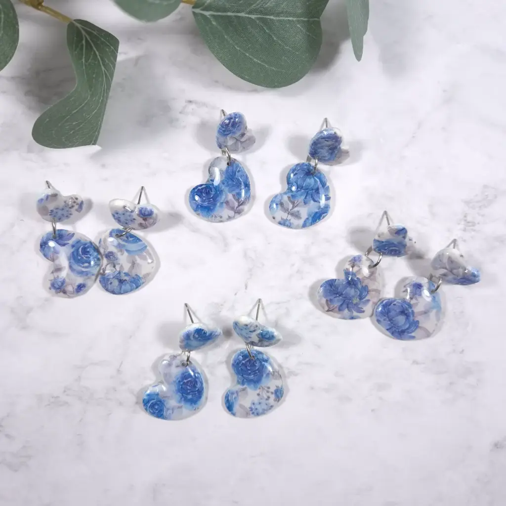 Puces d'Oreilles Cœur Imprimées de Fleurs Bleues (1)