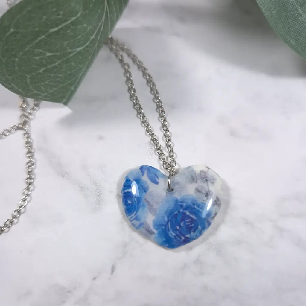 Pendentif Cœur Imprimé Fleurs Bleues